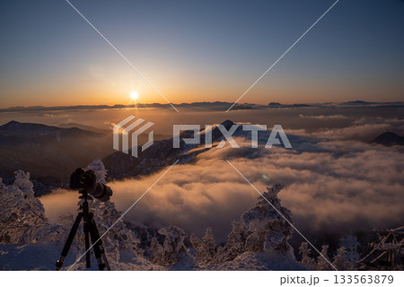長野県 志賀高原 横手山山頂から望む朝日と雲海の絶景 長野県 志賀高原 横手山山頂から望む朝日と雲海の絶景 133563879