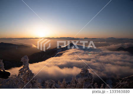 長野県　志賀高原　横手山山頂から望む朝日と雲海の絶景 133563880