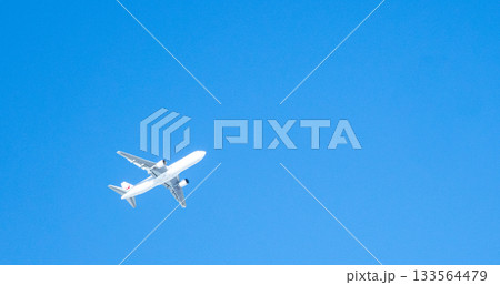 青空と目的地に向かう飛行機のシンプルな風景 133564479