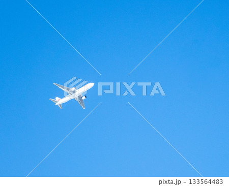 青空と目的地に向かう飛行機のシンプルな風景 133564483