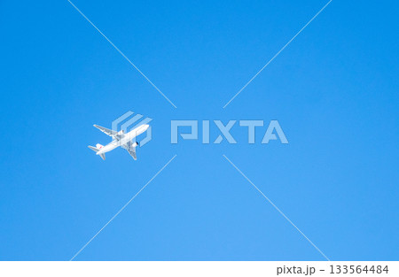 青空と目的地に向かう飛行機のシンプルな風景 133564484