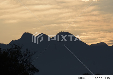 夕日に照らされる赤城山 夕日に照らされる赤城山 133564540