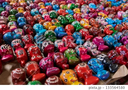 ソープストーンの民芸アート・伝統工芸の色と模様 133564580