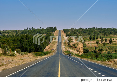 青空の下まっすぐ伸びるケニアの道路と大地 青空の下まっすぐ伸びるケニアの道路と大地 133564581