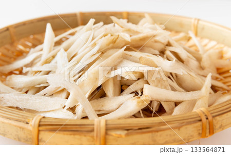 ゴボウのささがき　盆ざるに盛った牛蒡のささがき 133564871