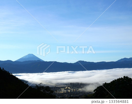 雲海に浮かぶ富士山 133564881
