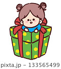 プレゼントの箱から飛び出して楽しそうにしている女の子のイラスト 133565499