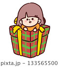 プレゼントの箱から飛び出して楽しそうにしている男の子のイラスト 133565500