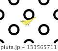 黒い丸模様を背景にした黄色い鳥のイラスト 133565711