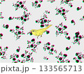 花柄を背景にした黄色い鳥のイラスト 133565713