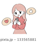 スマホを見る女性のイラスト 133565881