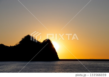 秋 水平線に落ちていく太陽 西伊豆大田子海岸 秋 水平線に落ちていく太陽 西伊豆大田子海岸 133566039