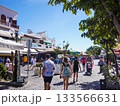 ギリシャ•サントリーニ島、ティラ中心部の賑わい 133566631