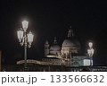 イタリア•世界遺産ヴェネツィア、夜のサンタ•マリア•デッラ•サルーテ聖堂 133566632