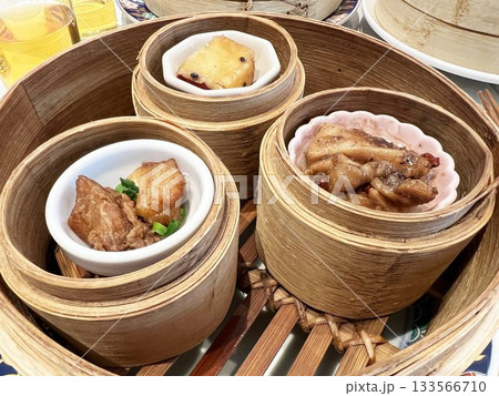 蒸篭の中の蒸したての美味しそうな点心料理 蒸篭の中の蒸したての美味しそうな点心料理 133566710