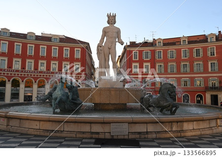 ニースのマセナ広場 133566895