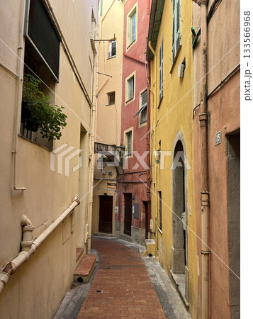 マントンのカラフルな建物 133566968