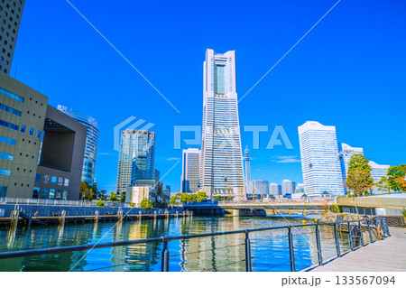 日本の横浜都市景観11月26日。桜木町駅前。横浜ランドマークタワーや日本丸などを望む。明日へ 133567094