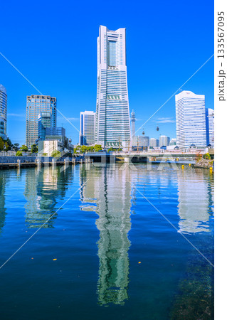 日本の横浜都市景観11月26日。桜木町駅前。横浜ランドマークタワーや日本丸などを望む。明日へ 133567095