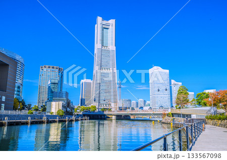 日本の横浜都市景観11月26日。桜木町駅前。横浜ランドマークタワーや日本丸などを望む。明日へ 133567098