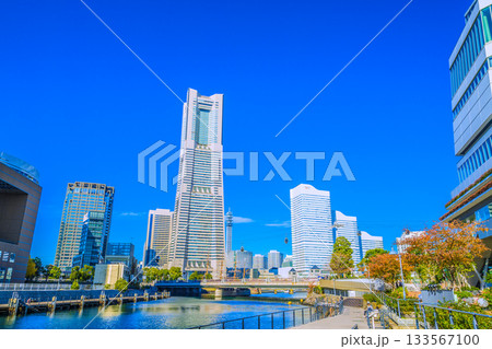 日本の横浜都市景観11月26日。桜木町駅前。横浜ランドマークタワーや日本丸などを望む。明日へ 133567100