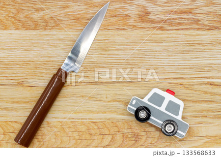 刃物とパトカーのイメージ(危険性・事件) 刃物とパトカーのイメージ(危険性・事件) 133568633
