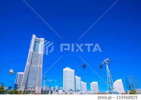 日本の横浜都市景観希望の光…桜木町駅前。横浜ランドマークタワーや日本丸などを望む＝11月26日 133568925