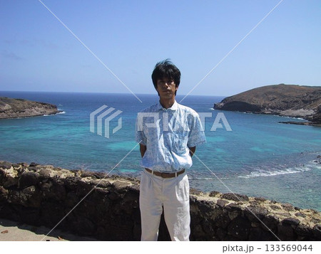 ハワイ オアフ島 ハナウマ湾に立つ人 ハワイ オアフ島 ハナウマ湾に立つ人 133569044