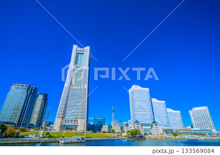 日本の横浜都市景観　桜木町駅前。横浜ランドマークタワーや日本丸などを望む。明日へ 133569084