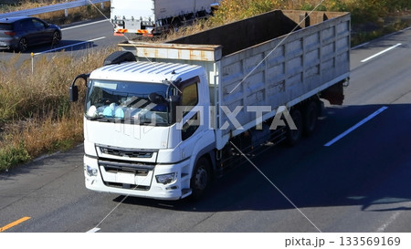 スクラップ運搬車両 133569169
