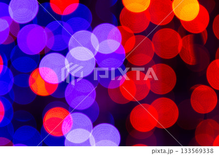 カラフルなイルミネーションの玉ボケ素材 133569338