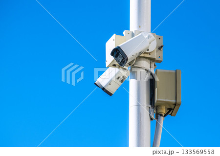 日本の横浜都市景観　街角の防犯カメラ。中古車販売店を見守る目…＝11月26日、横浜市内 133569558