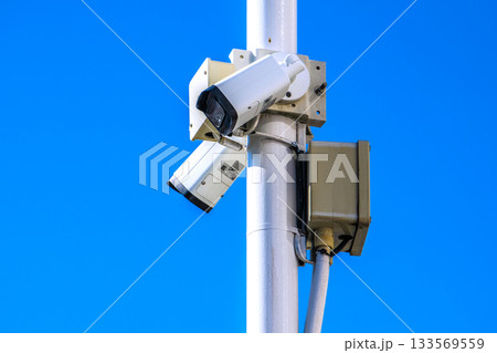 日本の横浜都市景観　街角の防犯カメラ。中古車販売店を見守る目…＝11月26日、横浜市内 133569559