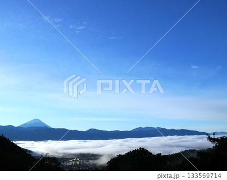 富士山と甲府盆地の雲海 富士山と甲府盆地の雲海 133569714