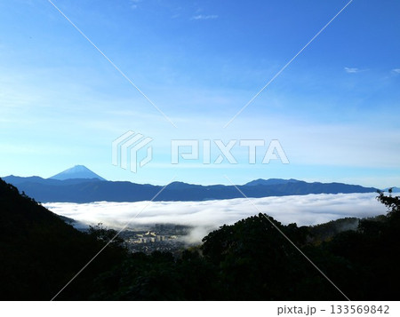 富士山と甲府盆地の雲海 133569842