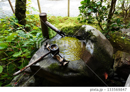 京都大原寂光院の庭園の蹲 133569847