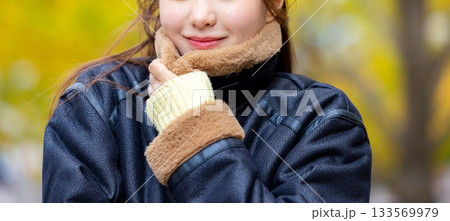 コートを着た笑顔の若い女性 133569979