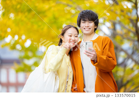 観光するカップル 133570015