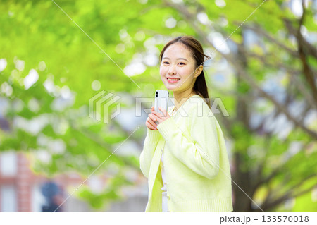 外　スマホ　女性 133570018