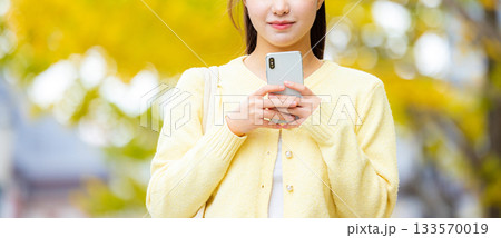 紅葉 スマホ 女性 紅葉 スマホ 女性 133570019