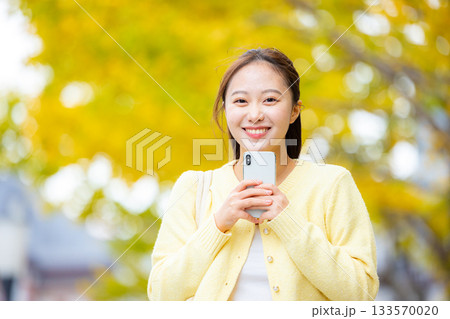 紅葉　スマホ　女性 133570020