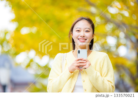 紅葉　スマホ　女性 133570021
