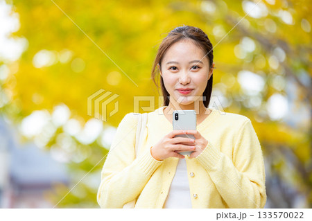 紅葉　スマホ　女性 133570022