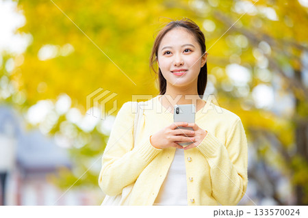紅葉　スマホ　女性 133570024