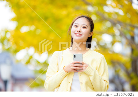 紅葉　スマホ　女性 133570025