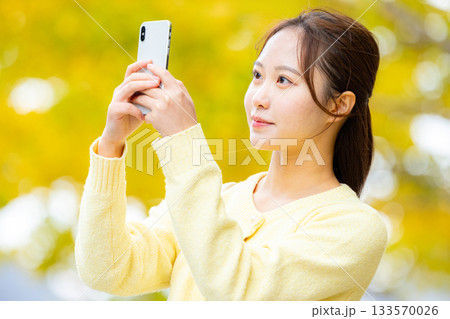 紅葉　スマホ　女性 133570026
