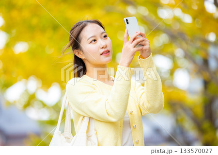 紅葉　スマホ　女性 133570027