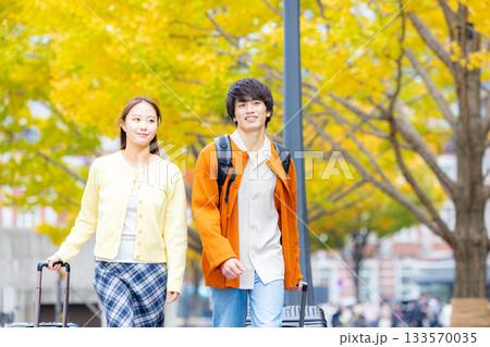 東京に旅行に来たカップル　秋 133570035