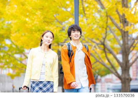 東京に旅行に来たカップル　秋 133570036