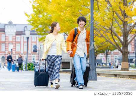 東京に旅行に来たカップル　秋 133570050
